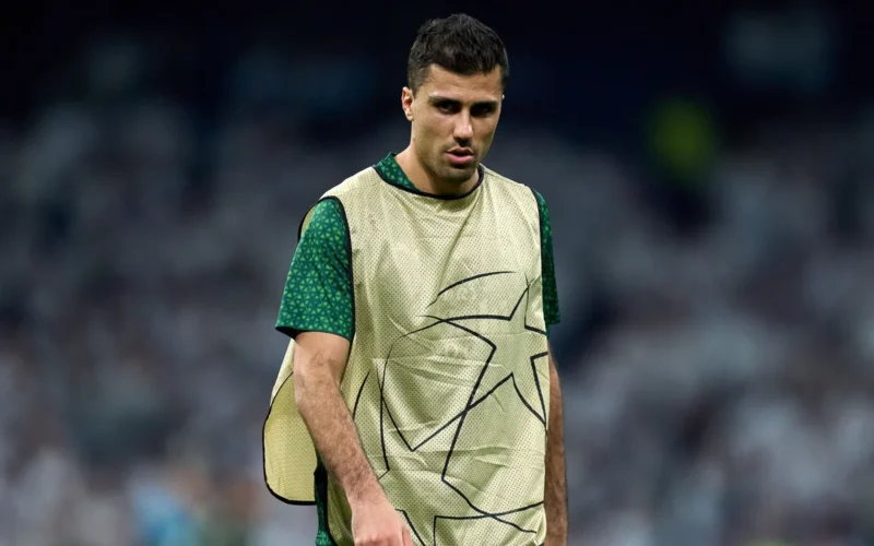 سلوت يبتعد عن صلاح ورودري يغري ريال مدريد ووكيل حكيمي يوضح موقفه